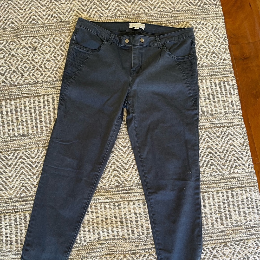 Jolt jeans. Bluish/grey color. Zipper detail at the ankle.